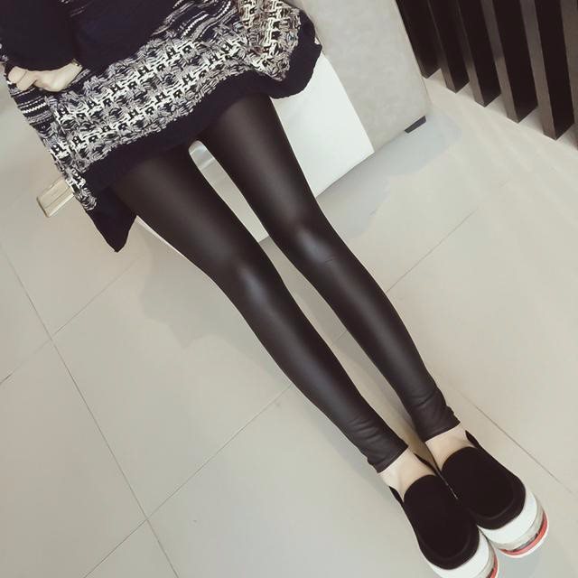 还在穿老气的打底裤?今天流行摩登性感的皮裤,秀出你的曲线美