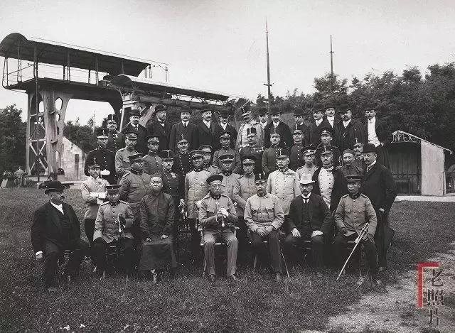 为段祺瑞1903年,两江总督张之洞奉旨进京途中,在保定府与英国高官合影